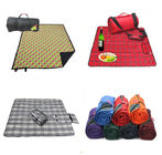 赤い屋外のキャンプのマットの防水ピクニック毛布ポリエステル スポンジ材料